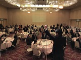 理事長より「今年一年頑張った人～」の掛け声にみんなが手を挙げ忘年会スタート！
